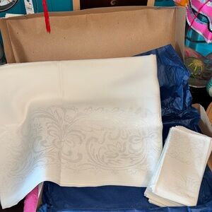 EUC VINTAGE 52X72 shimmering ivory colored floral embroidery tablecloth with